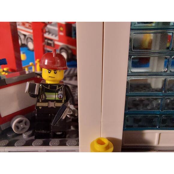 FIRE STATION & 3Vehicles LEGO CITY Set #60004 100% COMPLETE + ALL 5 Instructions - Picture 3 of 16
